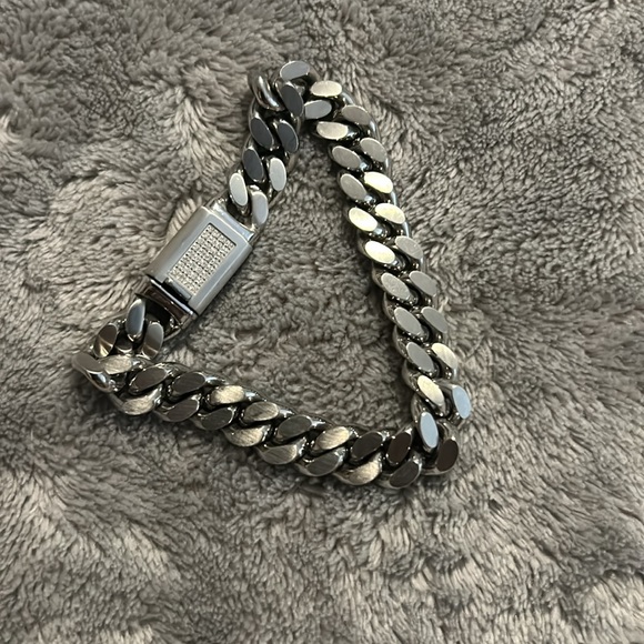 Unisex Bulova SS bracelet with Diamond clasp. - Picture 4 of 4